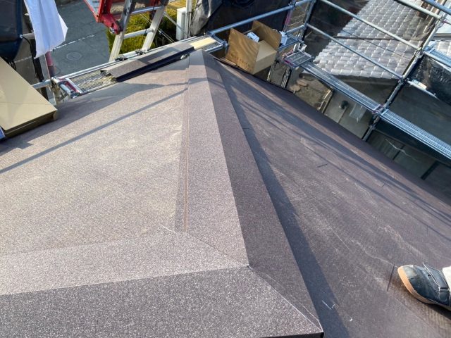 加古川市のカバー工事で棟板金の施工が完了